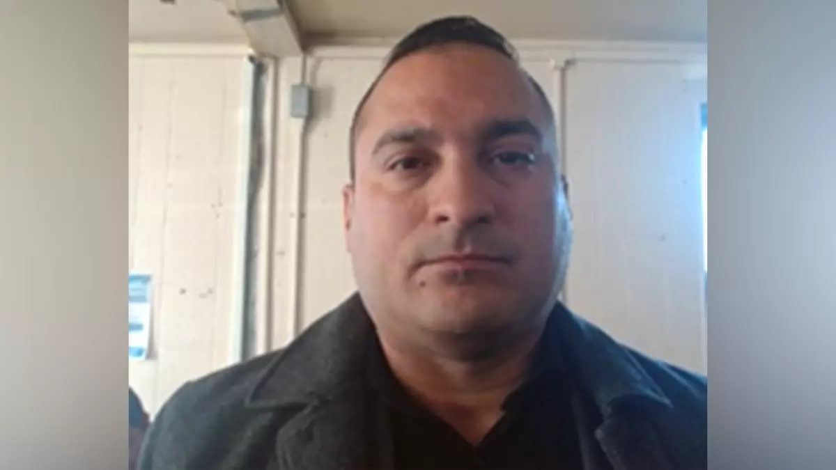 Судья по иммиграционным делам постановил депортировать сотрудника совета Нью-Йорка после ареста ICE, а городские власти выразили протест.