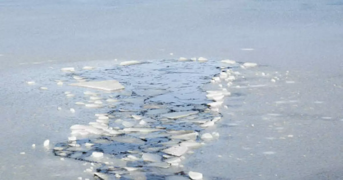  Рудныйда мұз астына түсіп кеткен екі балықшы құтқарылды 