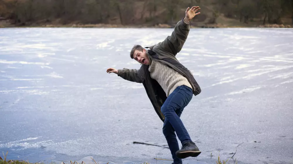 В Костанайской области спасли рыбаков, провалившихся под лёд