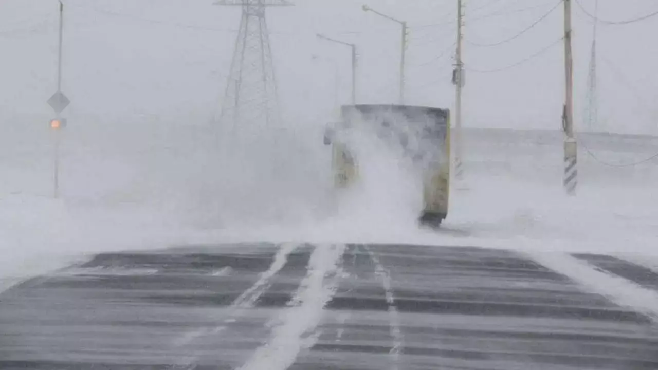 Ақтөбедегі дау: жүргізуші балалы жолаушыларды далада қалдырып кеткен