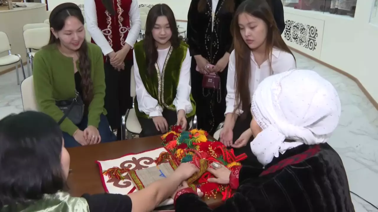 Молодёжь в Актау познакомили с историей национального ремесла