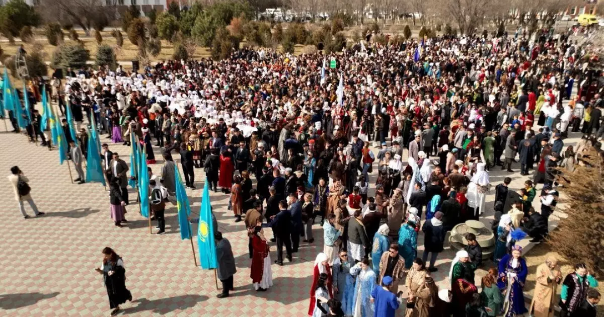  5 мыңға жуық атыраулық ұлттық киім киіп, мерекелік шеруге шықты 