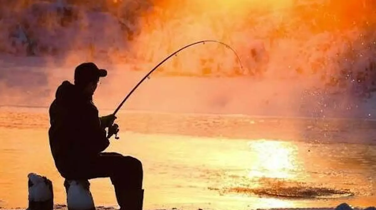 Двух рыбаков спасли после провала под лед в Костанайской области