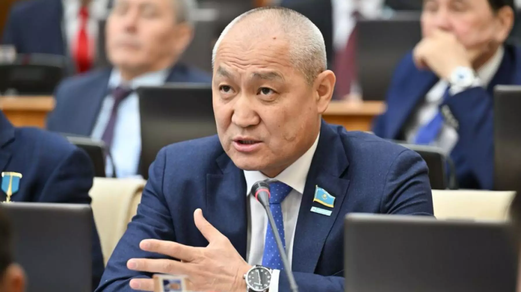 «Мемлекет қызметшісі қазақ тілін білуге міндетті!»: Еділ Жаңбыршин өткір мәлімдеме жасады (ВИДЕО)
