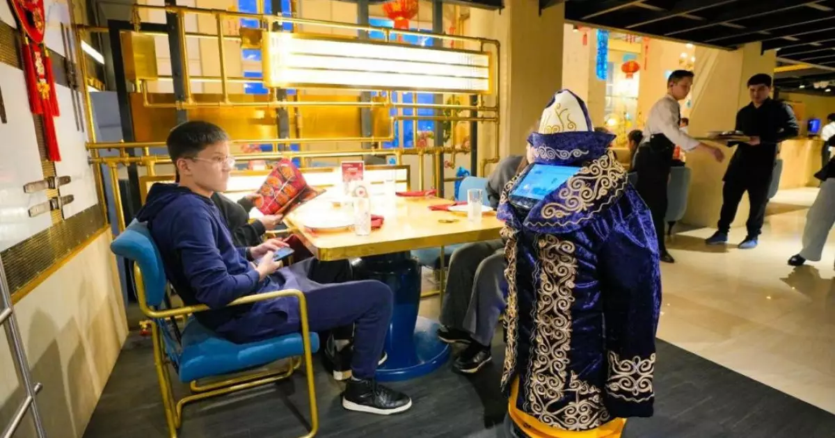   Наурызнама: Елордалық мейрамханада қонақтарды шапан киген робот қарсы алды   