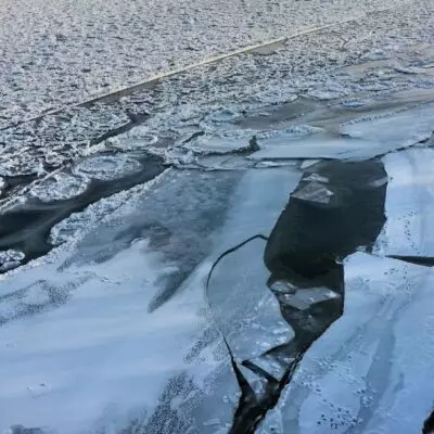 Двое мужчин ушли под лёд во время рыбалки в Костанайской области