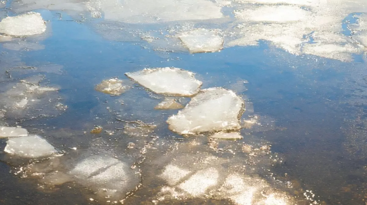 Двое рыбаков провалились под лед в Костанайской области