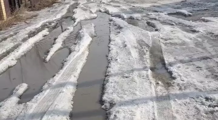 Семейдің қақ ортасындағы көшеде тіпті көлік батады: жаңа ауданда жол неге сапасыз күйде?
