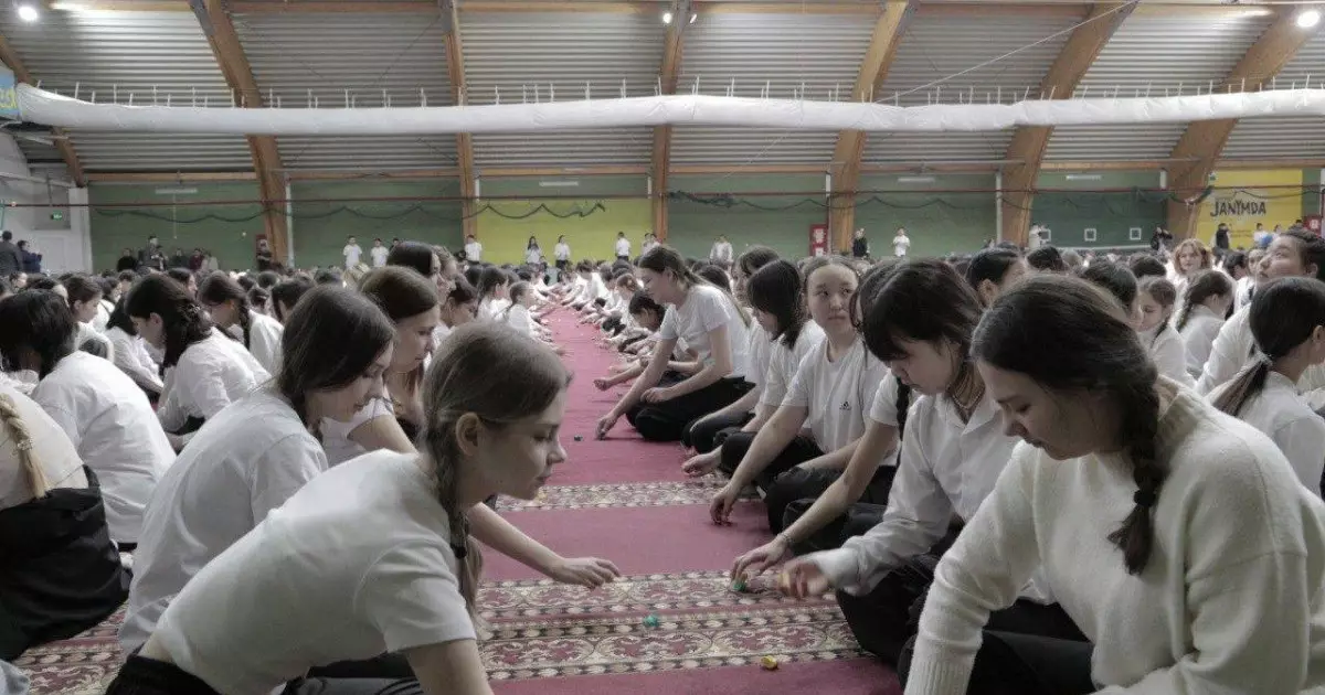  Көкшетауда 1 500 оқушы бір мезетте «Бес асық» ойнады 