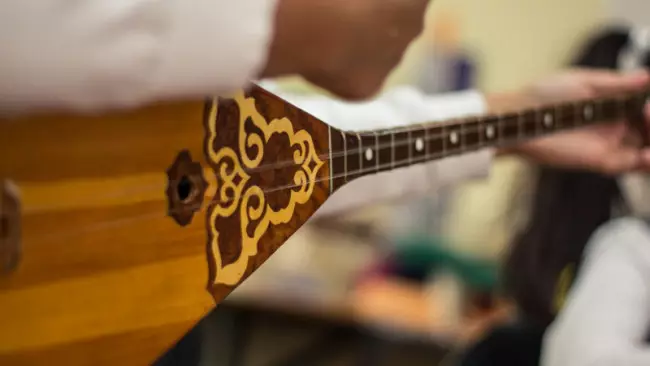 В Казахстане меняют правила перевозки домбры в самолетах