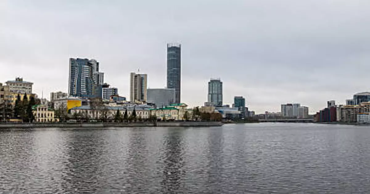  Атырауда 17 жастағы қыз Жайық өзеніне секіріп кеткен 