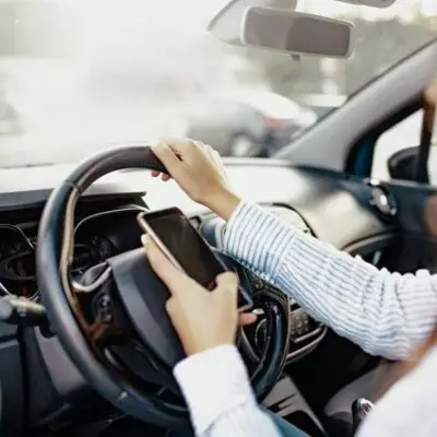 Смартфон в автомобиле: в каких случаях грозит штраф
