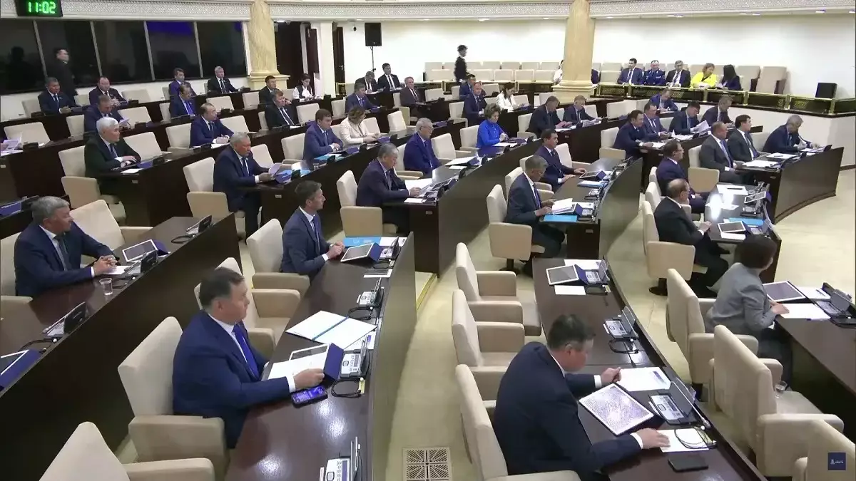 Бала күтімінде отырған жұмыссыз әкелерге еңбек өтілі есептеледі: Сенат заңды мақұлдады