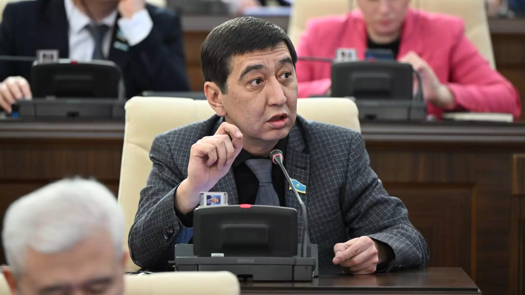 «Қазақ тілін білмейді емес, біледі. Сөйлегісі келмейтіндер көп…»: Ринат Зайыт маңызды пікір білдірді