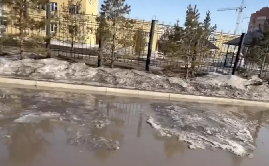 Мектеп маңы көлге айналды: Көкшетауда жаңа аудан тұрғындары су кешіп жүр