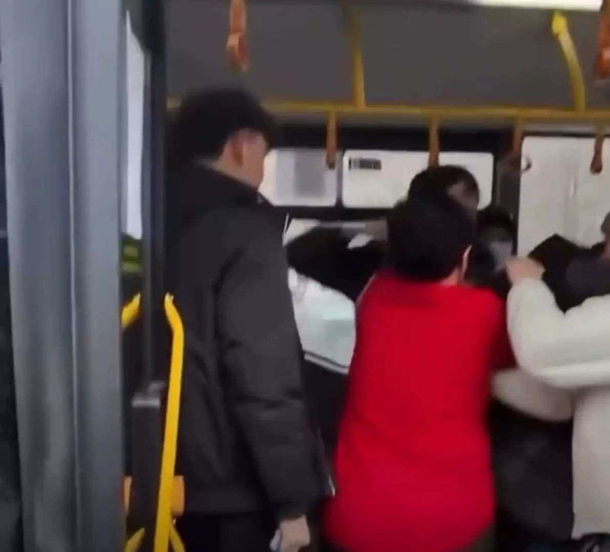 Өскемендегі автобуста педофил жүр: балаларды қорқытқан ер адамға жолаушылар араша түсті