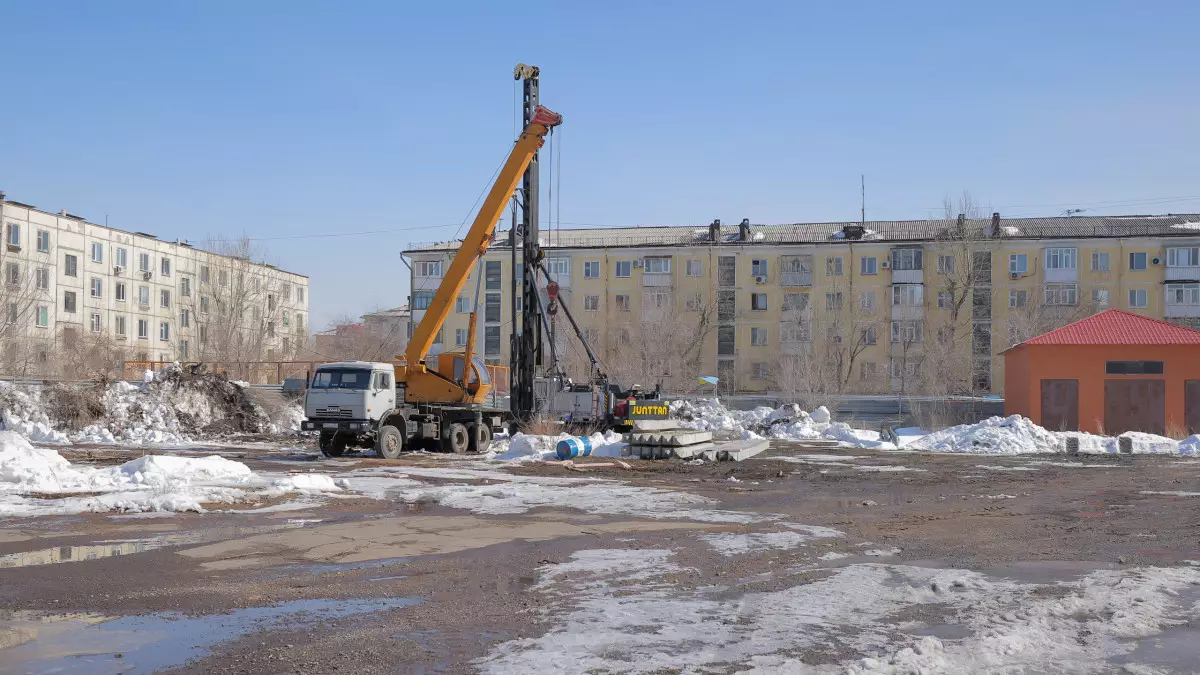 Сваи раздора: акимат Астаны дал комментарий по поводу стройки во дворе аварийного дома