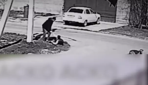 Шымкентте көшенің ортасында 5-сынып оқушысын ұстап алып соққыға жыққан адам ұсталды