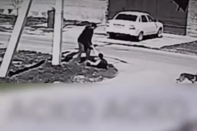 Шымкентте 10-сынып оқушысы көшеде жүрген кішкентай баланы тепкілеп тастады