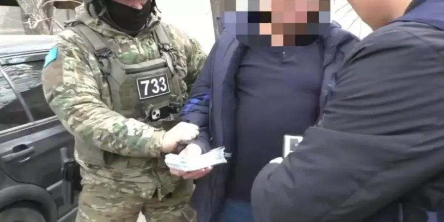 Тараз тұрғынын бопсалап, 5 млн теңге талап еткен қоғам белсендісі ұсталды