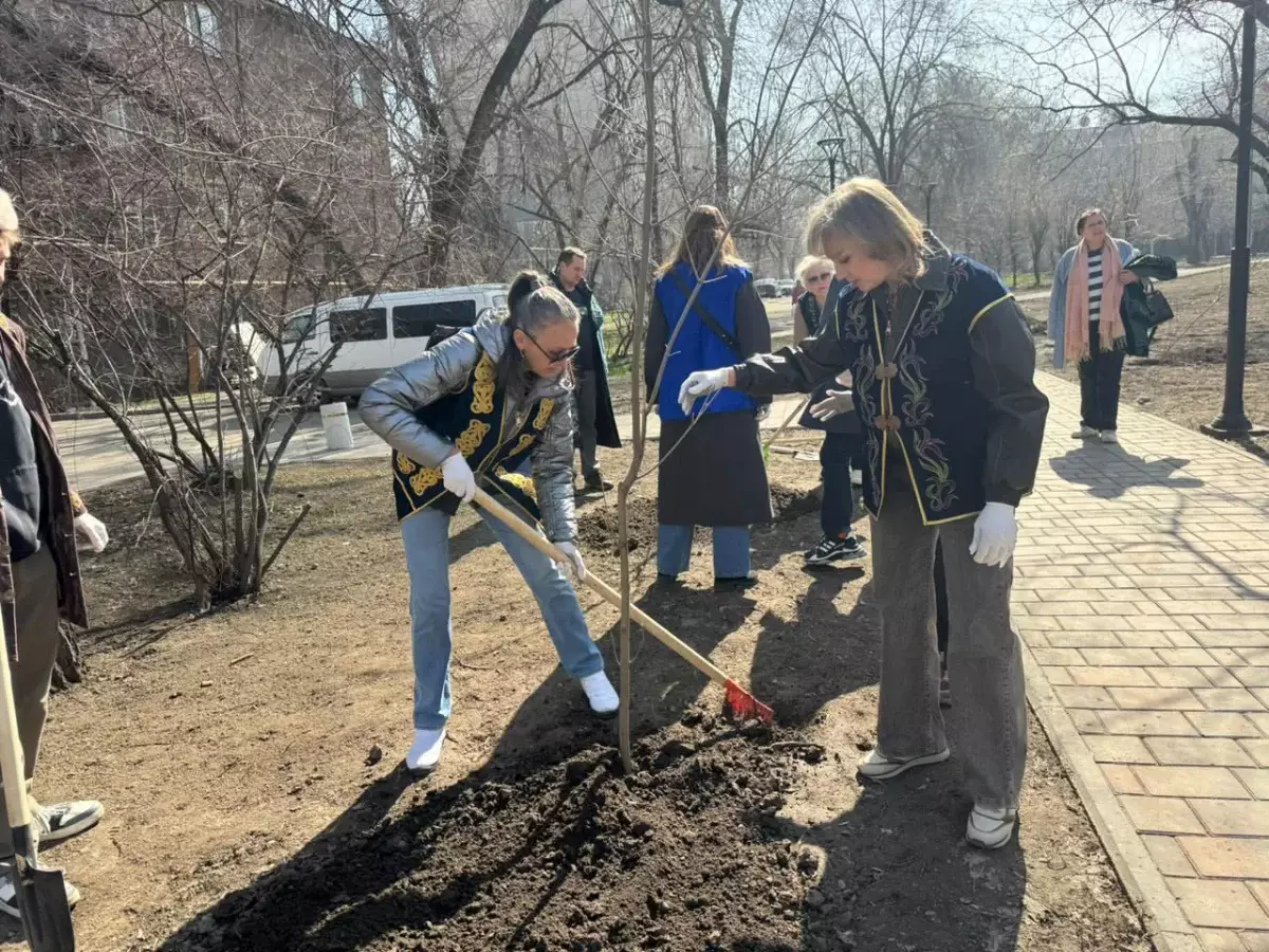 Алматыда Жаңару күнінде 400-ден астам ағаш егілді