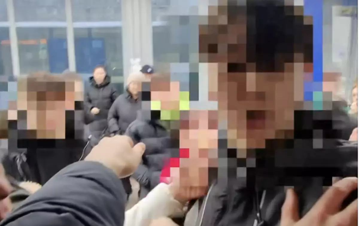 Өскеменде тұрғындар автобуста кішкентай қыздарға тиіскен ер адамды ұстады