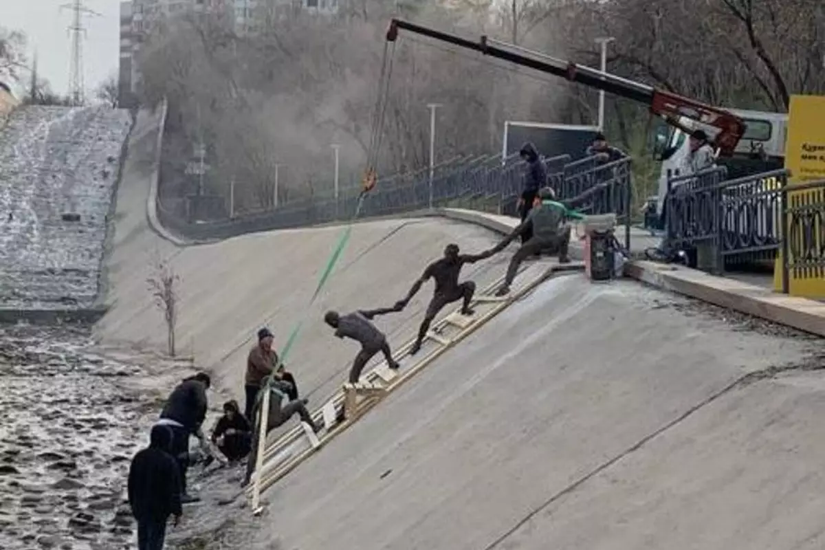 Цепь спасения: в русле Большой Алматинки установили необычный арт-объект