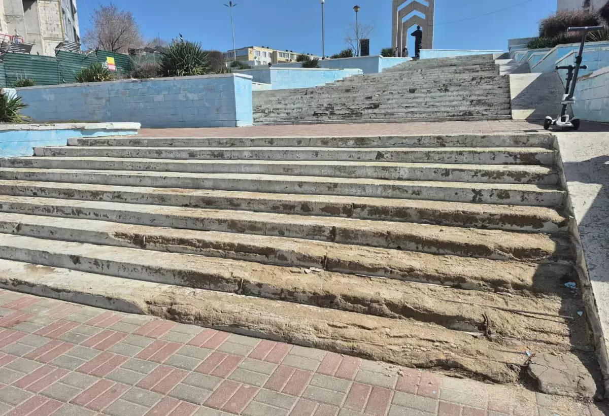 Полоса препятствий: жители Актау жалуются на разрушенный спуск в 5А микрорайоне - новости на Lada.kz 19.03.2026