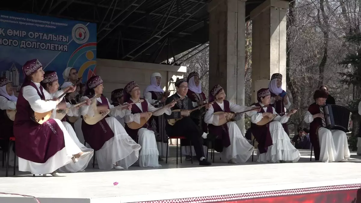 Наурызнама: Алматыда зейнеткерлерден құралған аспаптық ансабль өнер көрсетті