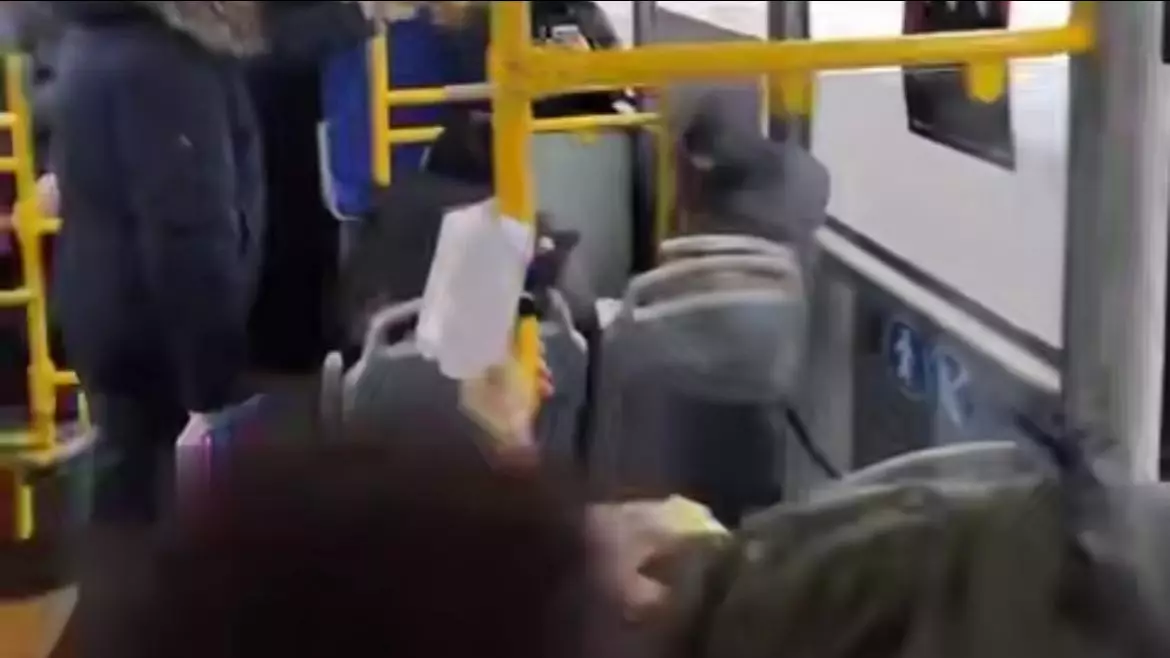 Автобустағы сұмдық: Өскеменде ер адам оқушы қыздарға тиісіп, жанжал шықты