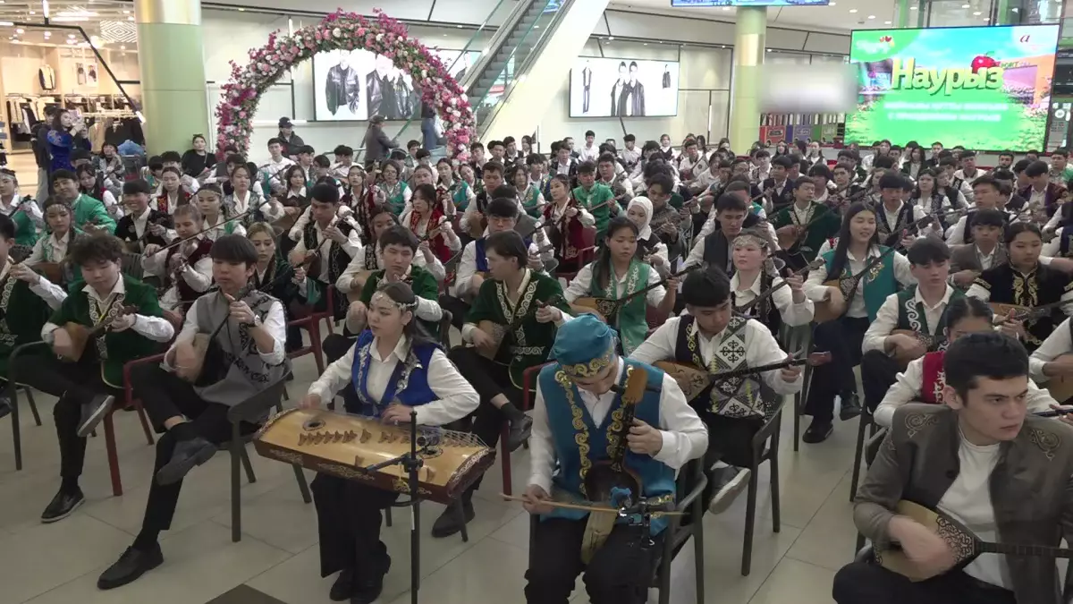 Алматыда 500 студент «Ерке сылқым» күйін орындады