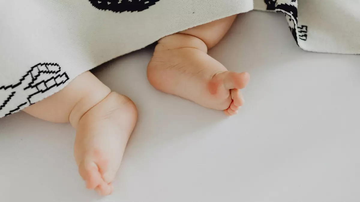 Атырауда 6 айлық сәби дәрігерге жетпей, аурухана табалдырығында көз жұмды