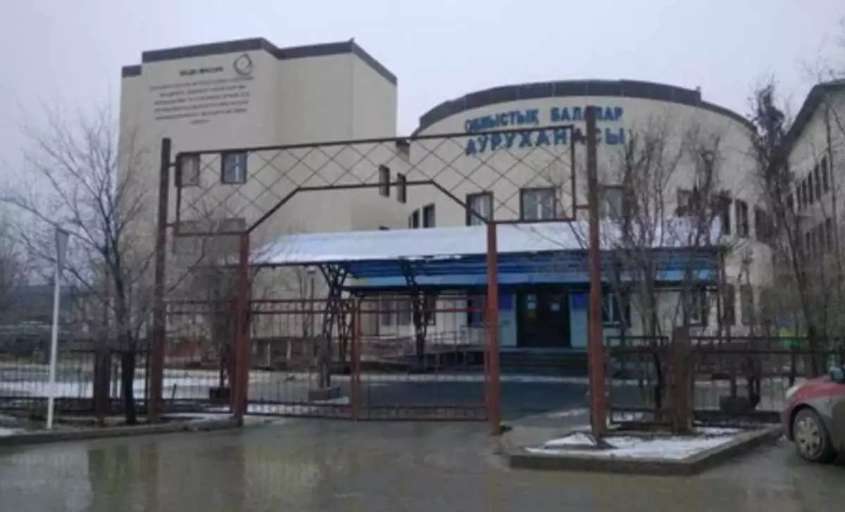 "Санавиацияға рұқсат бермеген": Атырауда ауданнан жеткізілген сәби аурухананың кіреберісінде шетінеп кетті