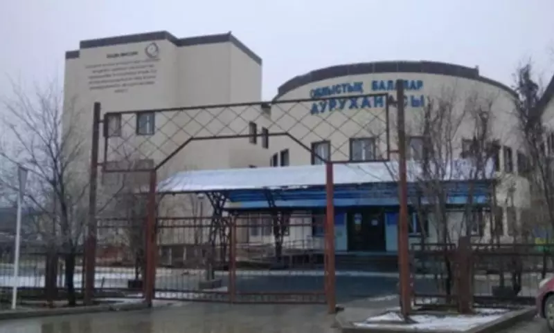 Младенец умер у входа в больницу Атырау после отказа в санавиации