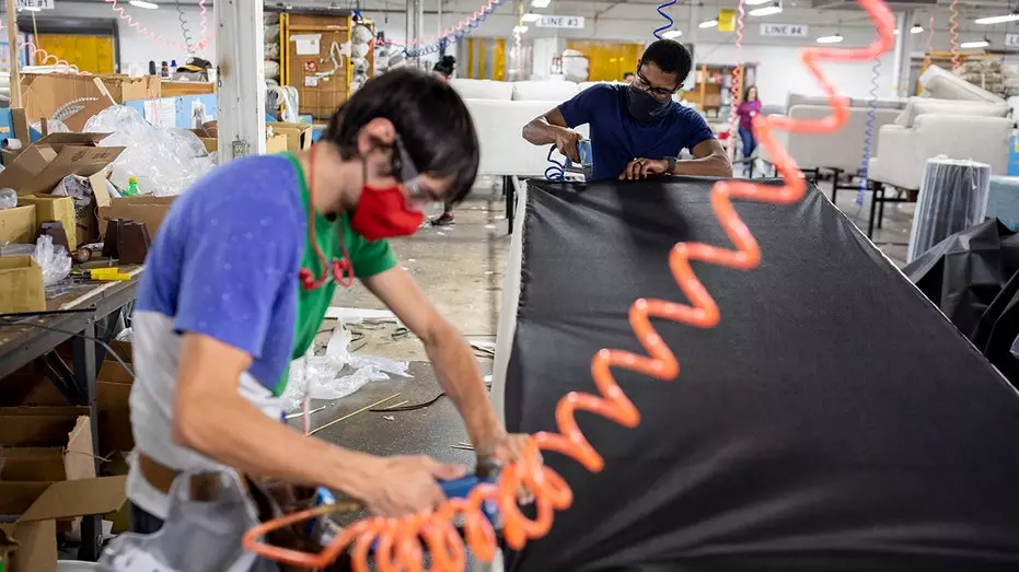 Крупнейший в мире производитель мебели сокращает сотни рабочих мест в рамках масштабной реструктуризации.