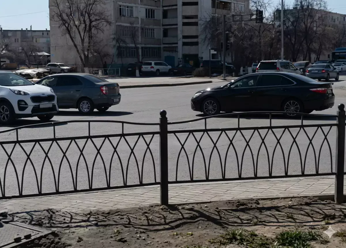 Пешеходам придется потесниться: на оживленном перекрестке в центре Актау установили заборы - новости на Lada.kz 19.03.2026