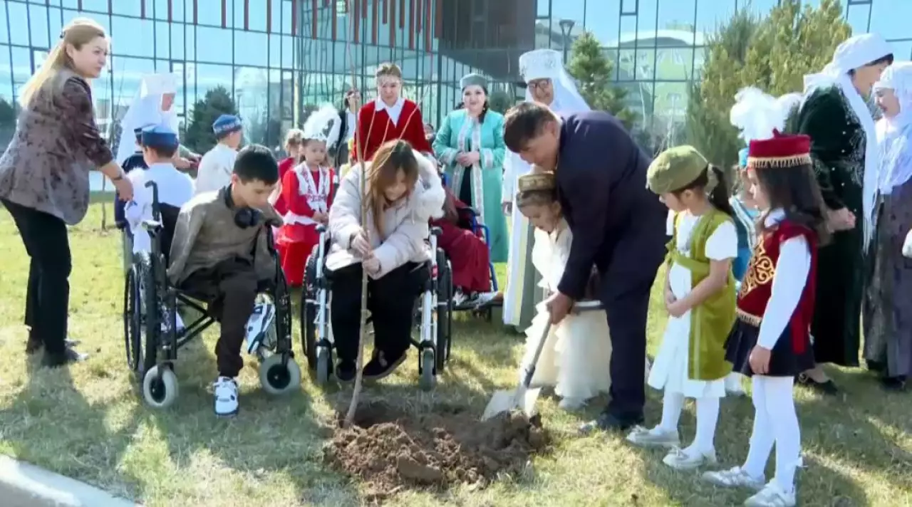 Дети с особенностями в развитии высадили саженцы в Туркестане