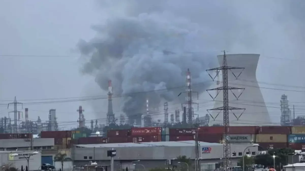 Иран нанес удары по НПЗ в Израиле
