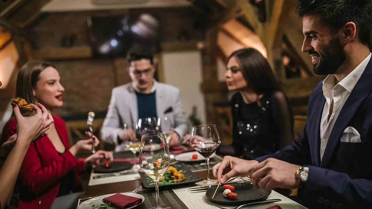 Дресс-код популярного стейк-хауса вызвал недовольство, так как посетителям велят снимать головные уборы или есть у барной стойки.