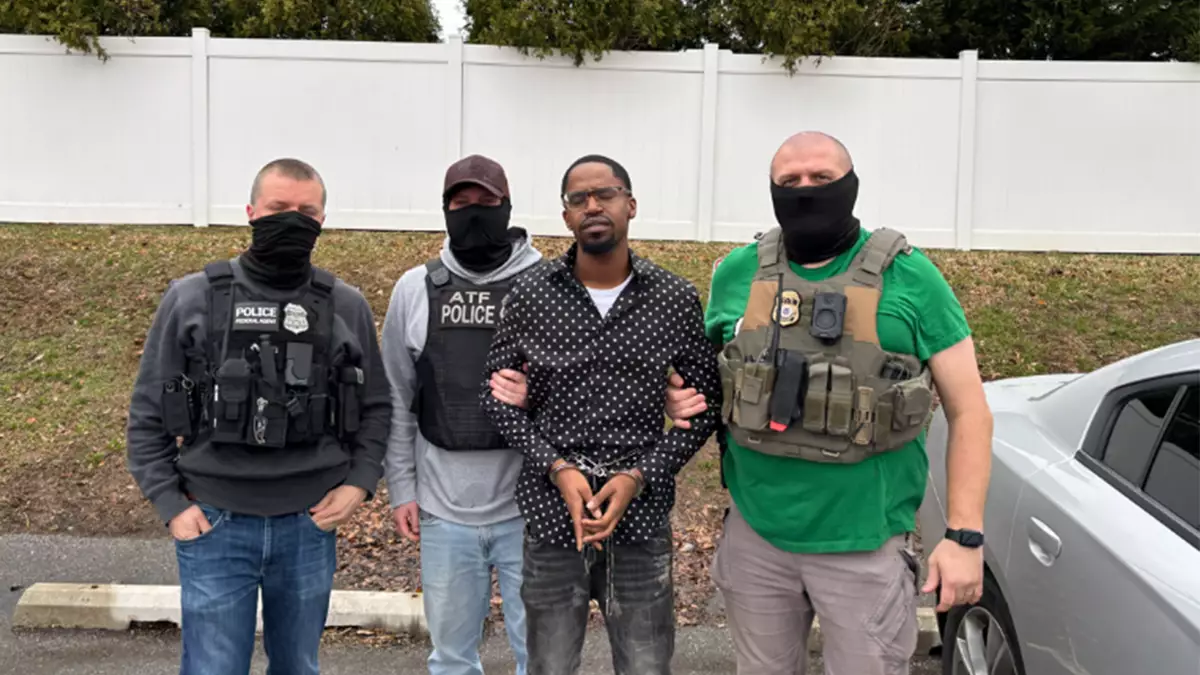 Нелегальный иммигрант, обвинённый в наезде на гражданина США, задержан иммиграционной службой после освобождения при администрации Байдена.