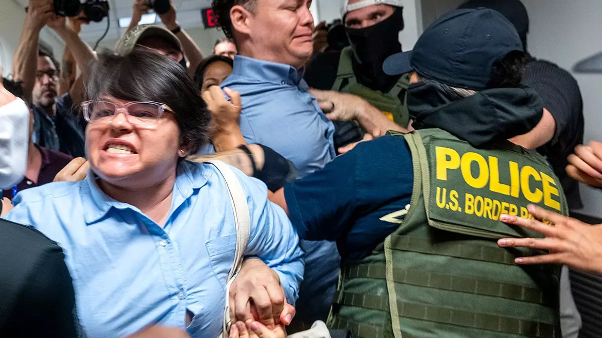 Агентам ICE родственники заявили, что те "ответят в аду", поскольку семьи распадаются из-за политики.