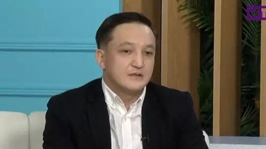 «Досымның да әйелімді сүйгенін қаламаймын»: Еділ Анарбай қызғаныш туралы айтты