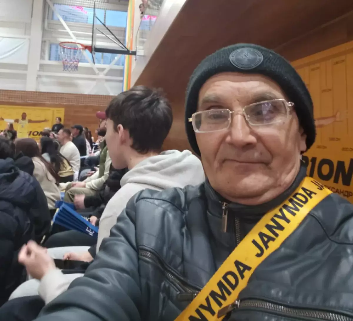 Дедушка-фанат «Кайрата» растрогал казахстанцев