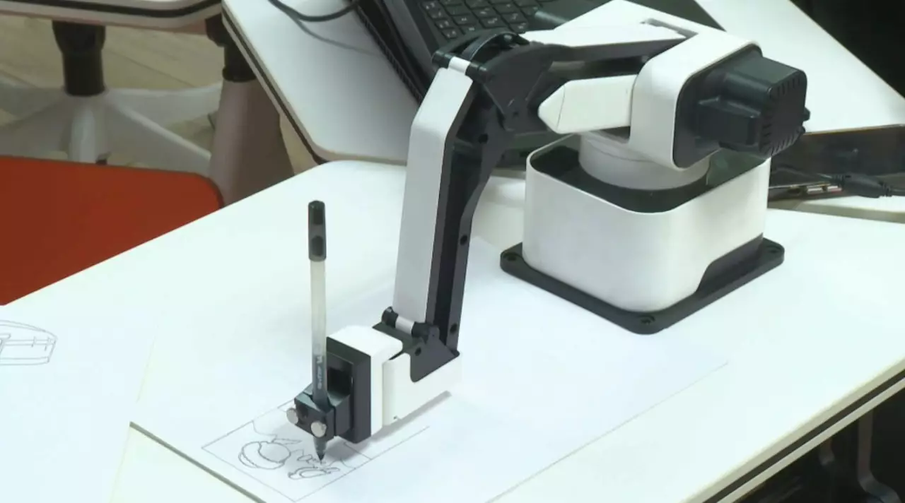 Семейлік студенттер оқытушыларына көмекші робот жасап берді