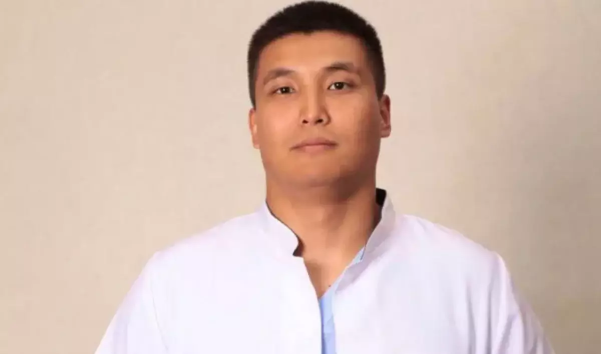 Врач спас беременную казахстанку и ее ребенка на борту самолета