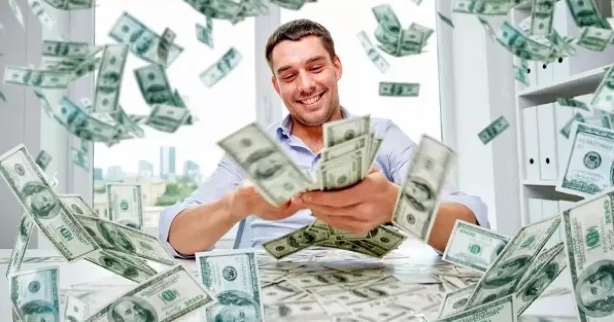  Ер адам енесінің арқасында лотереядан жеңіске жетіп, бір күннің ішінде миллионер атанды 