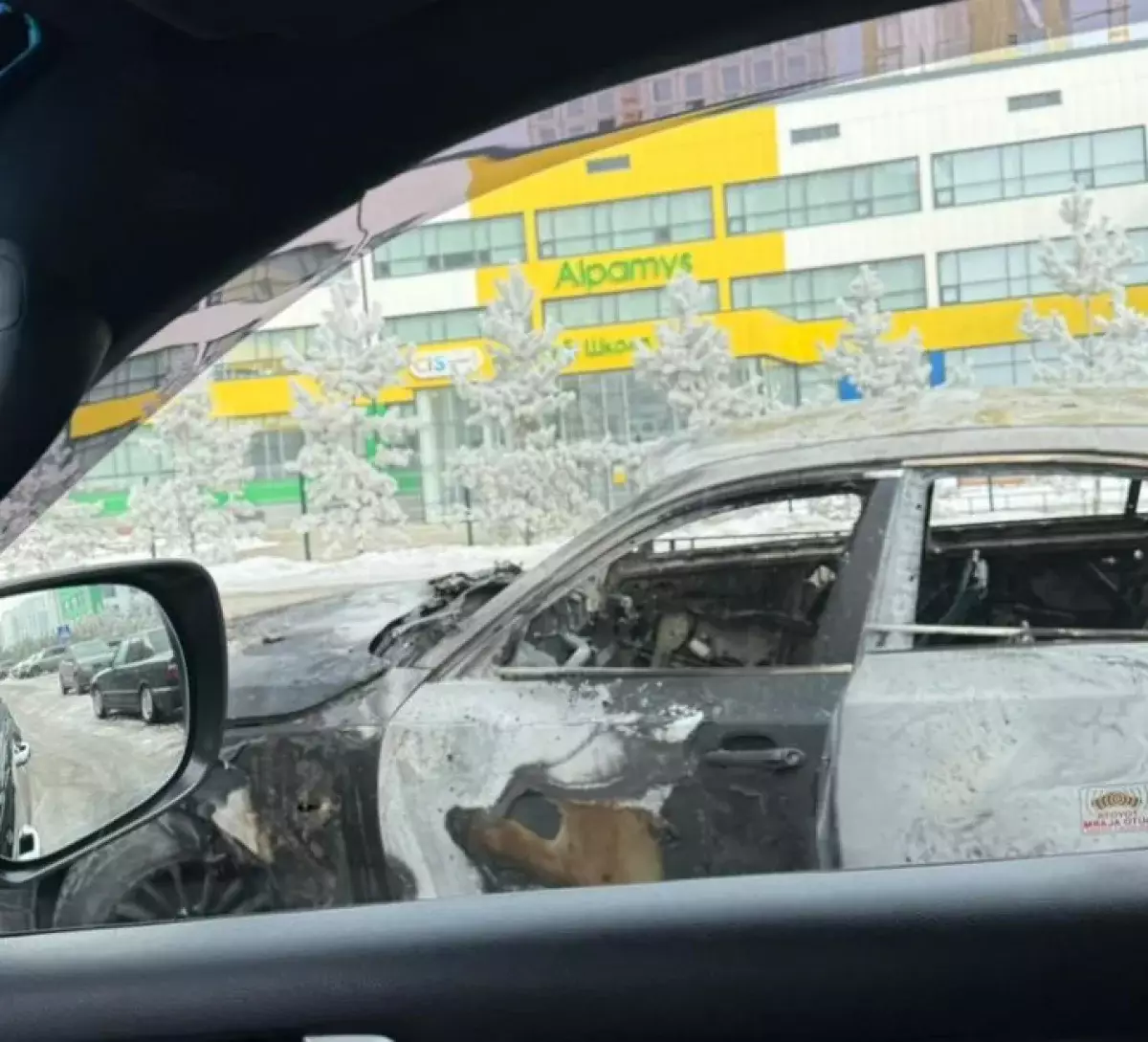 В Астане у школы «Алпамыс» сгорел автомобиль