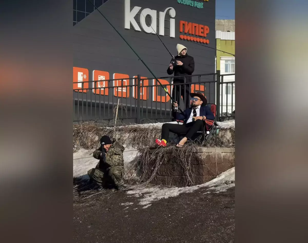 Караганда поплыла: жители вышли на рыбалку прямо на дороге