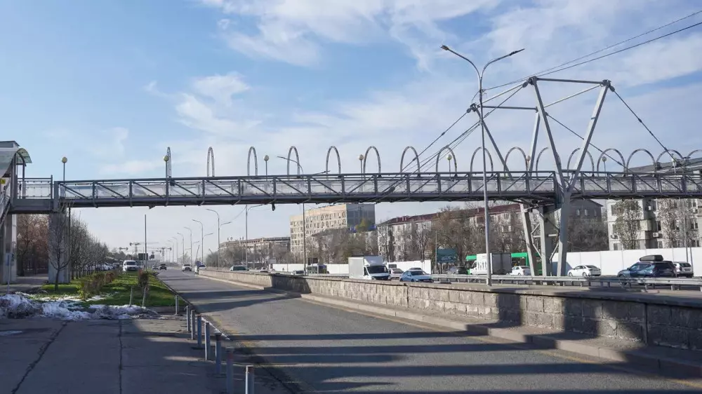 Мужчина погиб после падения с моста на Аль-Фараби в Алматы