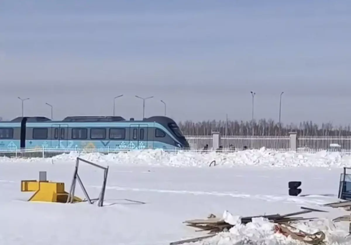 «Бурлаки в Астане тянут ЛРТ»: видео с рабочими удивило казахстанцев